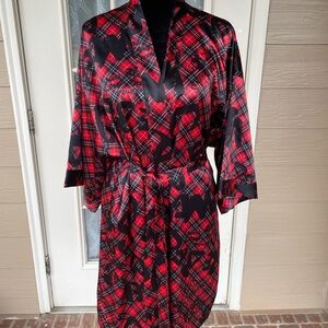 Victoria’s Secret Plaid Script Robe Size M/L Red Black Satin Lounge Kimono ❤️